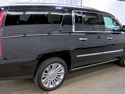 Used 2019 Cadillac Escalade ESV Platinum AWD/4WD image 3