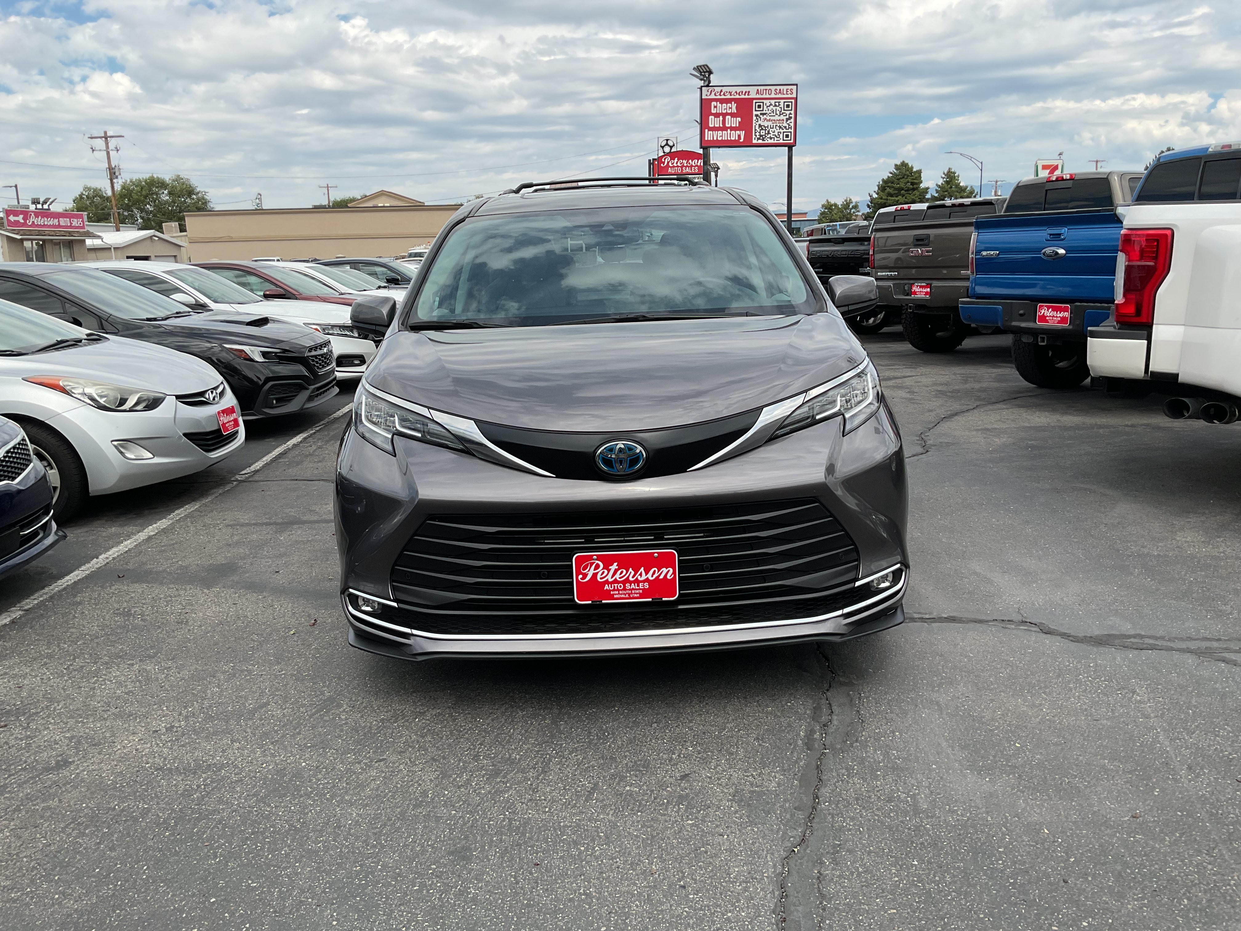 Used 2022 Toyota Sienna XLE w/ XLE Plus Package FWD image 3