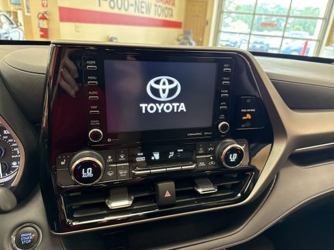 Used 2022 Toyota Highlander XLE image 40