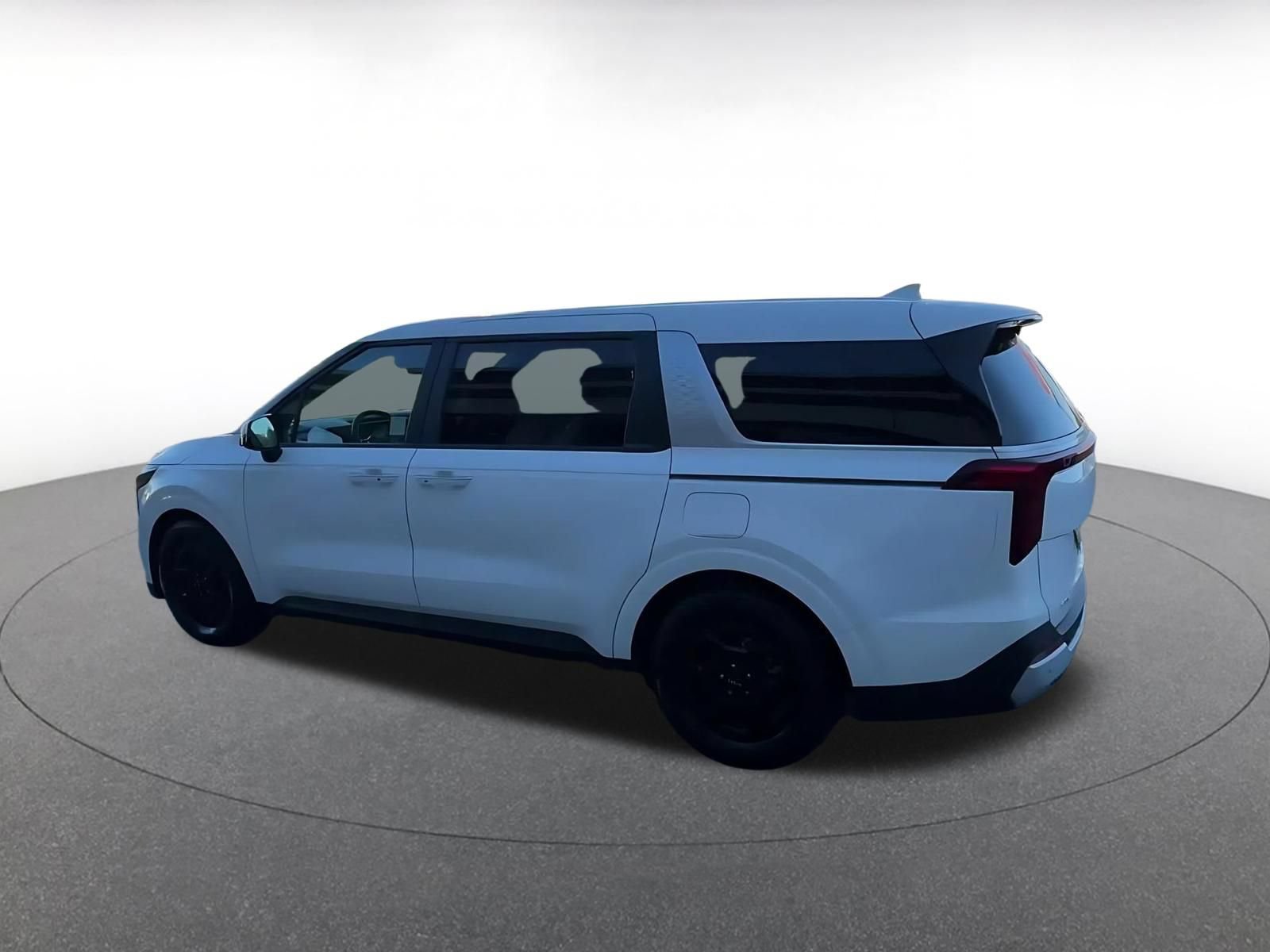 Used 2026 Kia Carnival FWD image 9