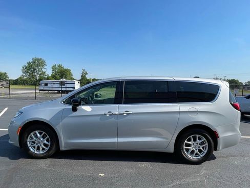 Used 2024 Chrysler Pacifica Touring-L FWD image 13
