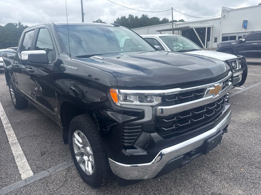 Used 2025 Chevrolet Silverado 1500 LT AWD/4WD image 3