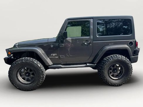 Used 2018 Jeep Wrangler Sahara w/ Connectivity Group AWD/4WD image 3