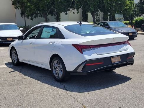 New 2026 Hyundai Elantra Hybrid FWD image 3