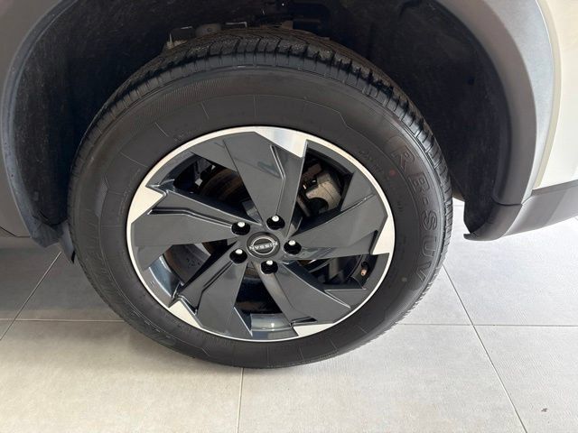 Used 2024 Nissan Rogue SV AWD/4WD image 13