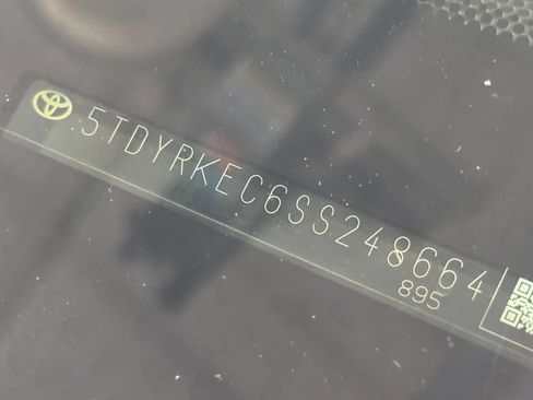 Used 2025 Toyota Sienna XLE FWD image 31