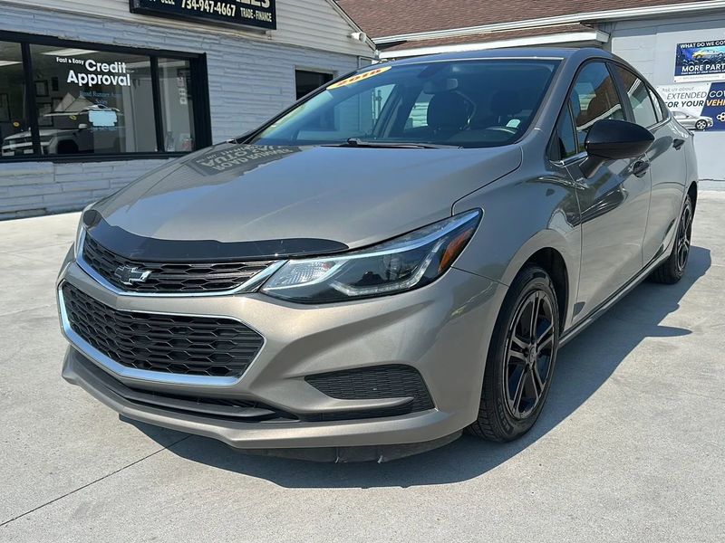 Used 2018 Chevrolet Cruze LT w/ Convenience Package image 1