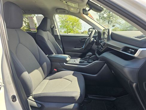 Used 2023 Toyota Highlander L image 10