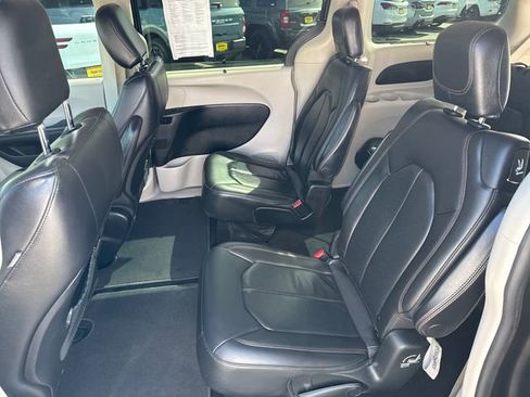 Used 2019 Chrysler Pacifica Touring-L FWD image 14