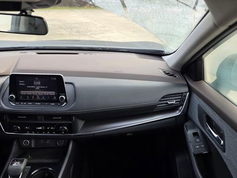 Used 2023 Nissan Rogue SV image 17