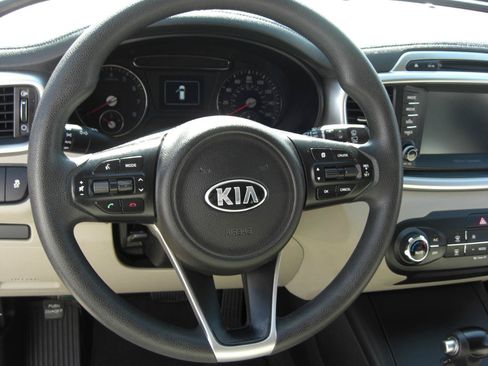 Used 2018 Kia Sorento FWD image 10