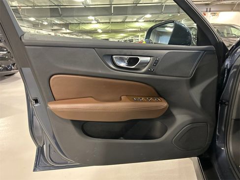 Used 2025 Volvo V60 B5 Cross Country Plus image 9