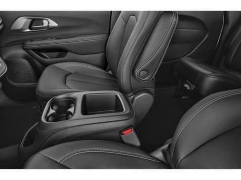 Used 2025 Chrysler Voyager LX FWD image 13