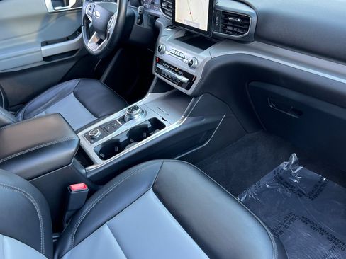 Used 2022 Ford Explorer XLT w/ Equipment Group 202A image 14
