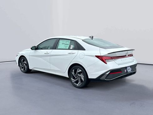 New 2025 Hyundai Elantra SEL image 5