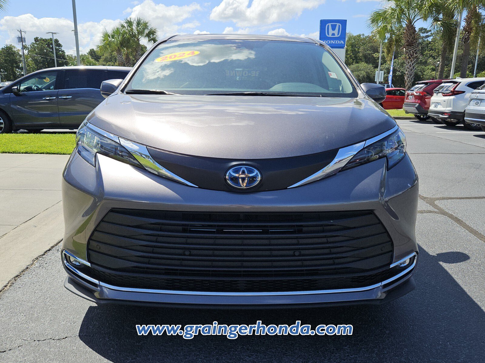 Used 2024 Toyota Sienna XLE w/ XLE Plus Package FWD image 8