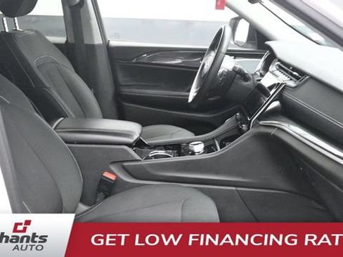 Used 2022 Jeep Grand Cherokee Laredo w/ Luxury Tech Group I AWD/4WD image 11