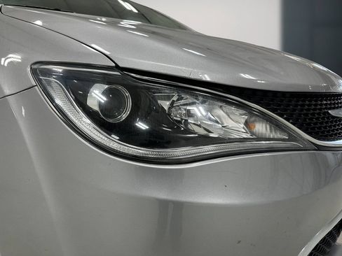 Used 2018 Chrysler Pacifica Touring-L FWD image 11