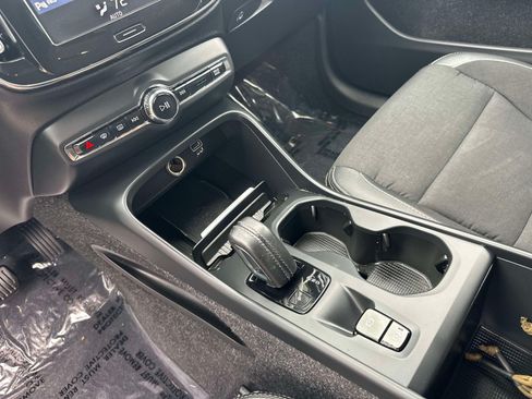 Used 2020 Volvo XC40 T4 Momentum FWD image 11