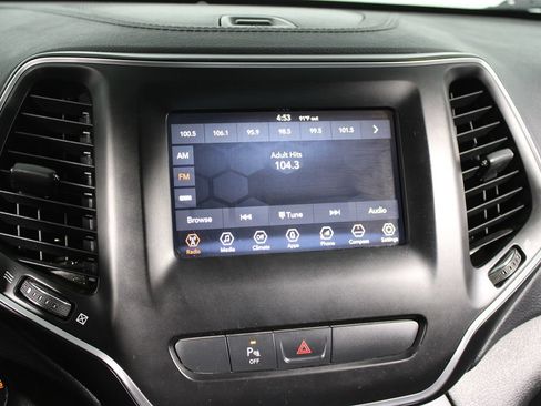 Used 2019 Jeep Cherokee Latitude Plus FWD image 17