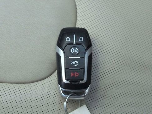 Used 2016 Ford Edge Titanium w/ Equipment Group 302A AWD/4WD image 29