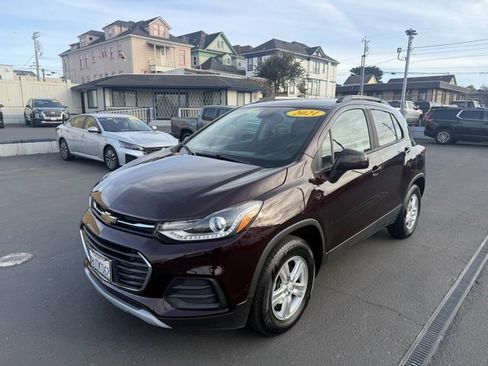 Used 2021 Chevrolet Trax LT w/ Premium Seat Package image 1