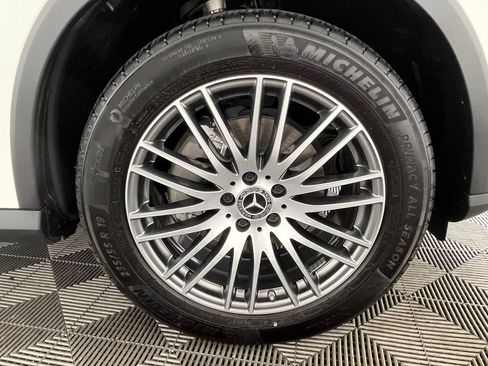Used 2025 Mercedes-Benz GLC 300 4MATIC image 17