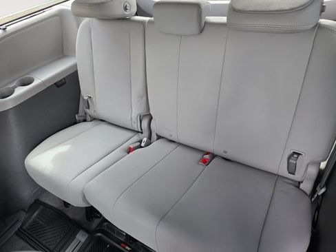 Used 2020 Toyota Sienna XLE w/ XLE Navigation Package AWD/4WD image 17