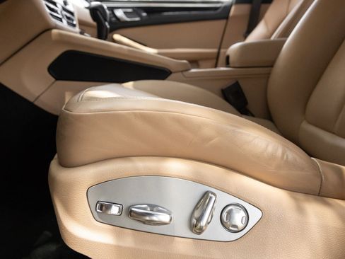 Certified 2023 Porsche Macan AWD/4WD image 22