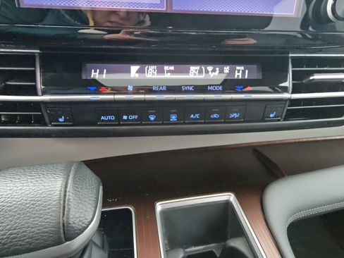 Used 2021 Toyota Sienna XLE image 18