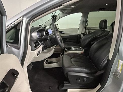 Used 2024 Chrysler Pacifica Touring-L FWD image 11