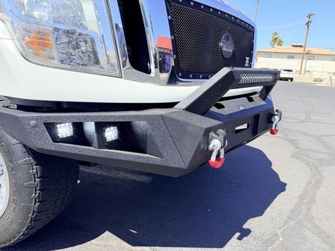 Used 2017 Nissan Titan SV RWD image 2