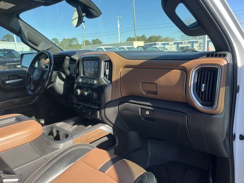 Used 2021 Chevrolet Silverado 1500 High Country w/ Technology Package image 16