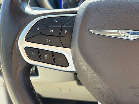 Used 2018 Chrysler Pacifica Touring-L FWD image 14