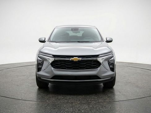 Used 2025 Chevrolet Trax LT image 2