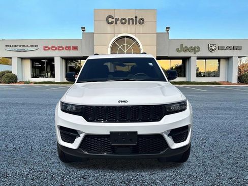 Used 2025 Jeep Grand Cherokee Altitude RWD image 8
