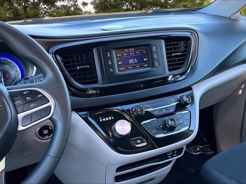 Used 2017 Chrysler Pacifica LX w/ Tire & Wheel Group image 9