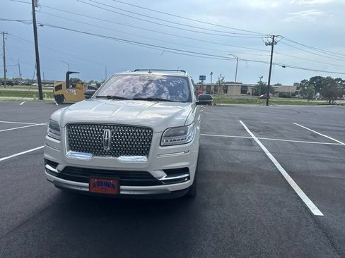 Used 2019 Lincoln Navigator Reserve AWD/4WD image 4