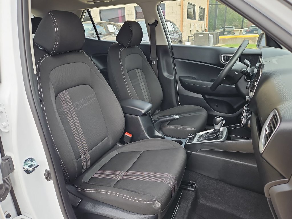 Used 2025 Hyundai Venue SEL FWD image 31