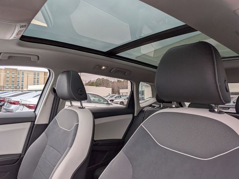 Used 2025 Volkswagen Taos SE image 16