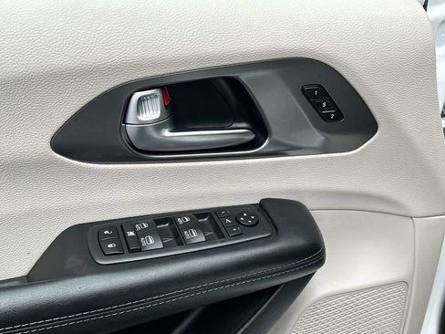 Used 2019 Chrysler Pacifica Limited image 19