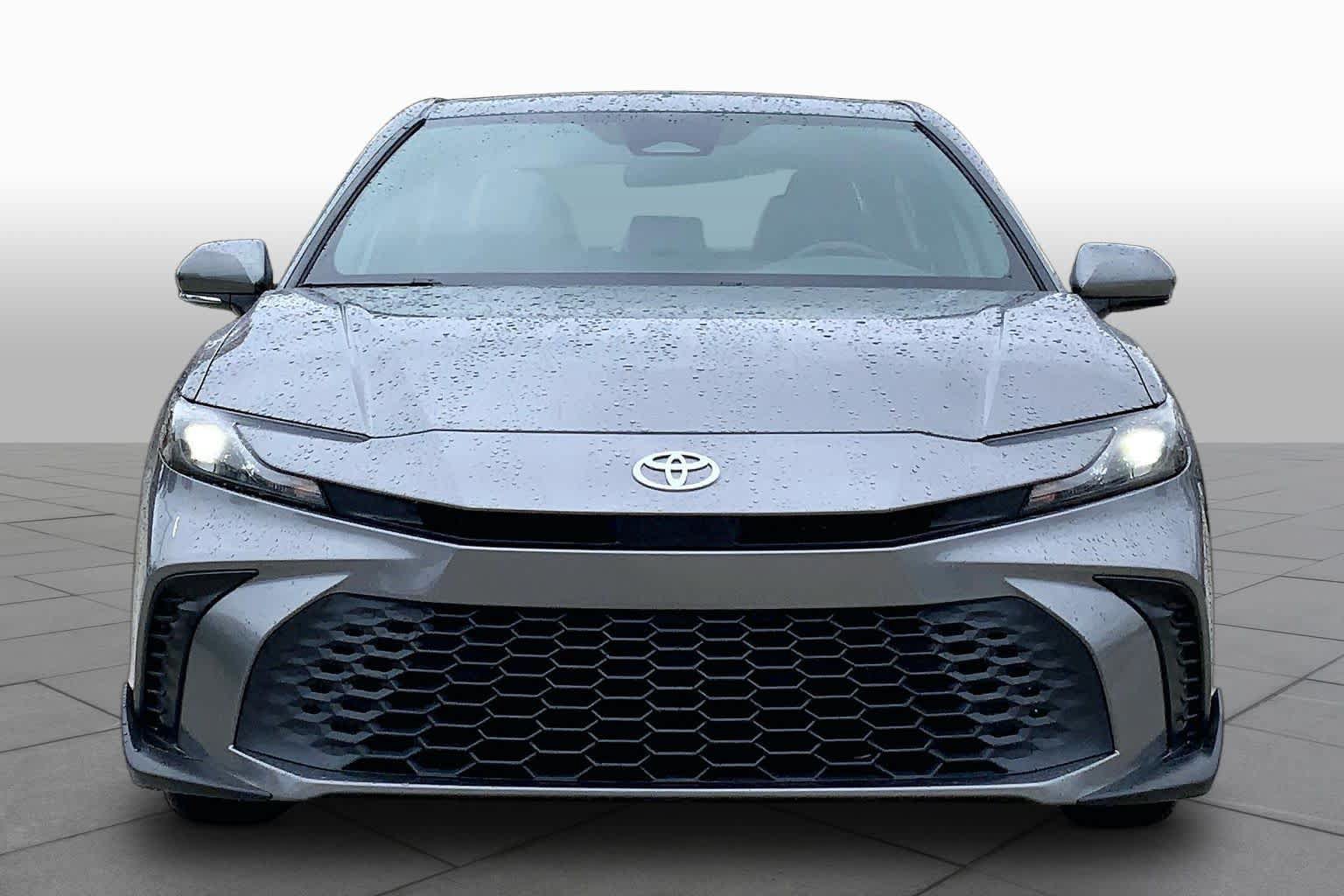 Used 2025 Toyota Camry SE FWD image 3