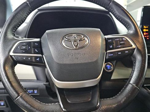 Used 2022 Toyota Sienna XLE image 5