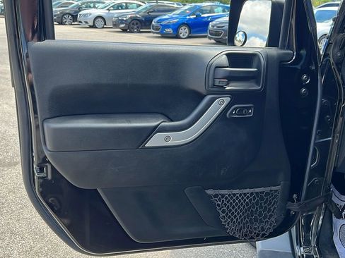 Used 2017 Jeep Wrangler Unlimited Sahara AWD/4WD image 9