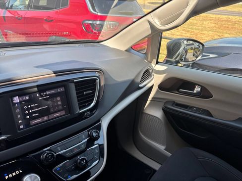 Used 2024 Chrysler Voyager LX FWD image 33