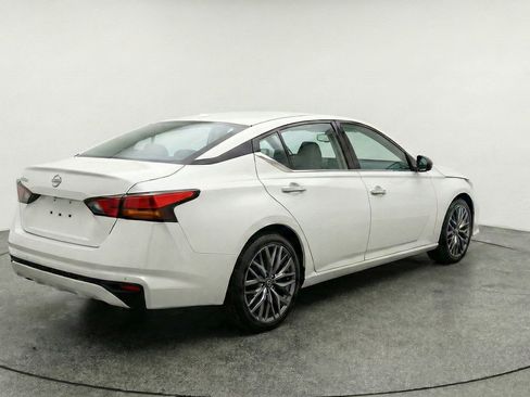 Used 2025 Nissan Altima 2.5 SV FWD image 9