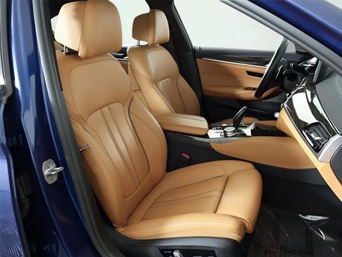 Used 2022 BMW M550i xDrive w/ Premium Package image 35