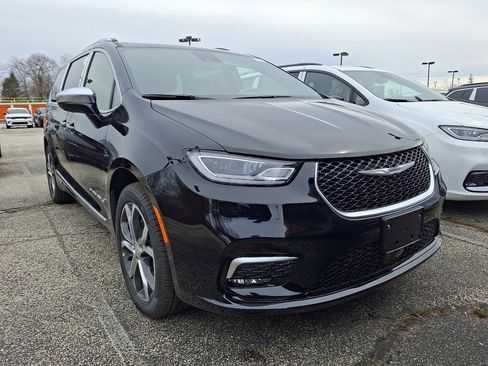 New 2026 Chrysler Pacifica Pinnacle image 2
