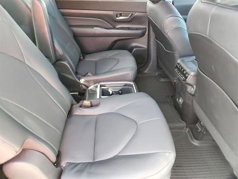 Used 2025 Toyota Grand Highlander AWD image 21