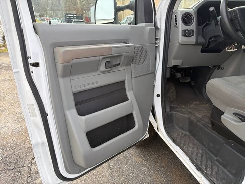 Used 2022 Ford E-350 and Econoline 350 Super Duty w/ Power Windows & Locks Group image 17